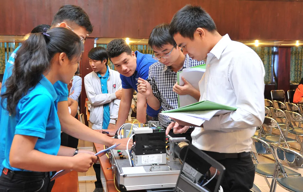 Mạnh Đức - Quyết Thắng giành chiến thắng cuộc thi Tự động hóa với Phương pháp Học tập Dựa trên Dự án ảnh 1