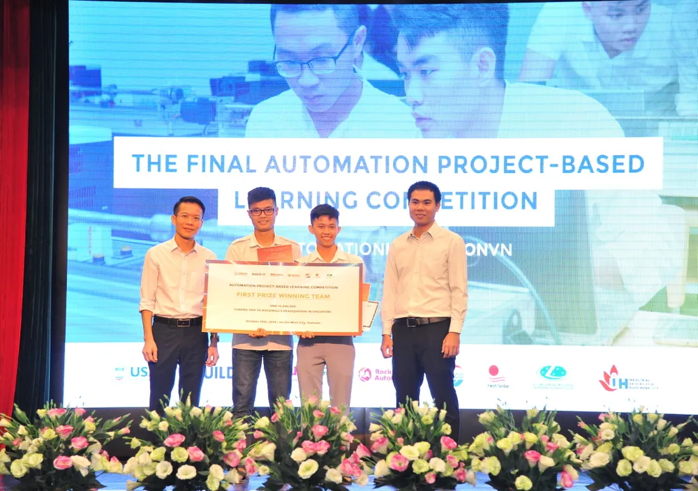 Ông Lê Văn Hải - Giám đốc Rockwell Automation Vietnam trao giải quán quân cho 2 sinh viên đến từ trường Đại học Công Nghiệp TPHCM