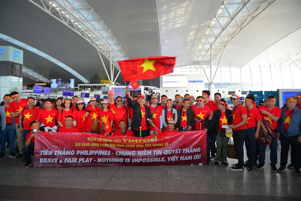 Người hâm mộ sang Philippines “tiếp lửa” thầy trò HLV Park Hang Seo giành HCV SEA Games 30 ảnh 1