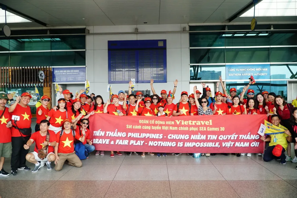 Người hâm mộ sang Philippines “tiếp lửa” thầy trò HLV Park Hang Seo giành HCV SEA Games 30 ảnh 2