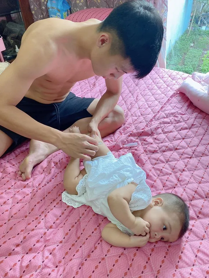 Mùa Covid-19, trung vệ Bùi Tiến Dũng bồng con biểu diễn tâng khăn giấy ảnh 1