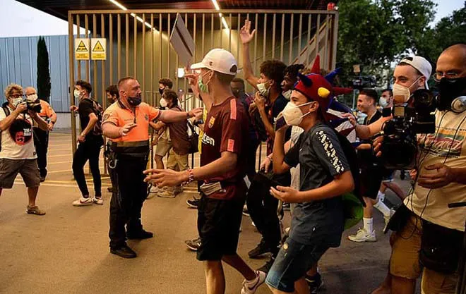 Fans Barca phá rào sân Nou Camp kêu gọi Messi ở lại ảnh 4