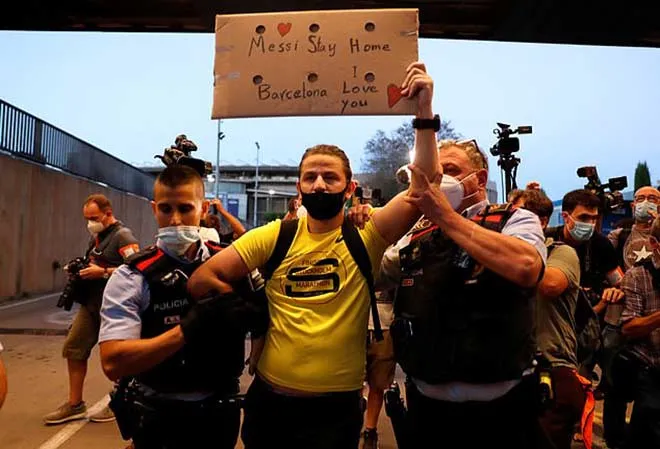 Fans Barca phá rào sân Nou Camp kêu gọi Messi ở lại ảnh 5