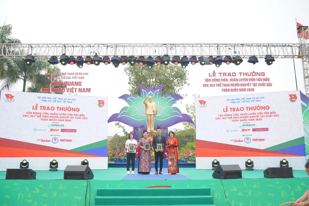 Đại diện Herbalife Việt Nam – Ông Nguyễn Thành Đạt – Giám Đốc Truyền Thông nhận kỷ niệm chương từ Tổng cục Thể dục Thể thao, ghi nhận sự đồng hành của doanh nghiệp trong chương trình “Vinh Quang Thể Thao Việt Nam”