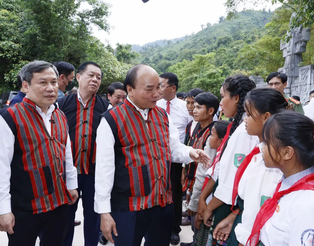 Chủ tịch nước Nguyễn Xuân Phúc với các em học sinh dân tộc thiểu số tại 2 xã Tân Trạch và Thượng Trạch, Quảng Bình. Ảnh: QUỐC HÙNG
