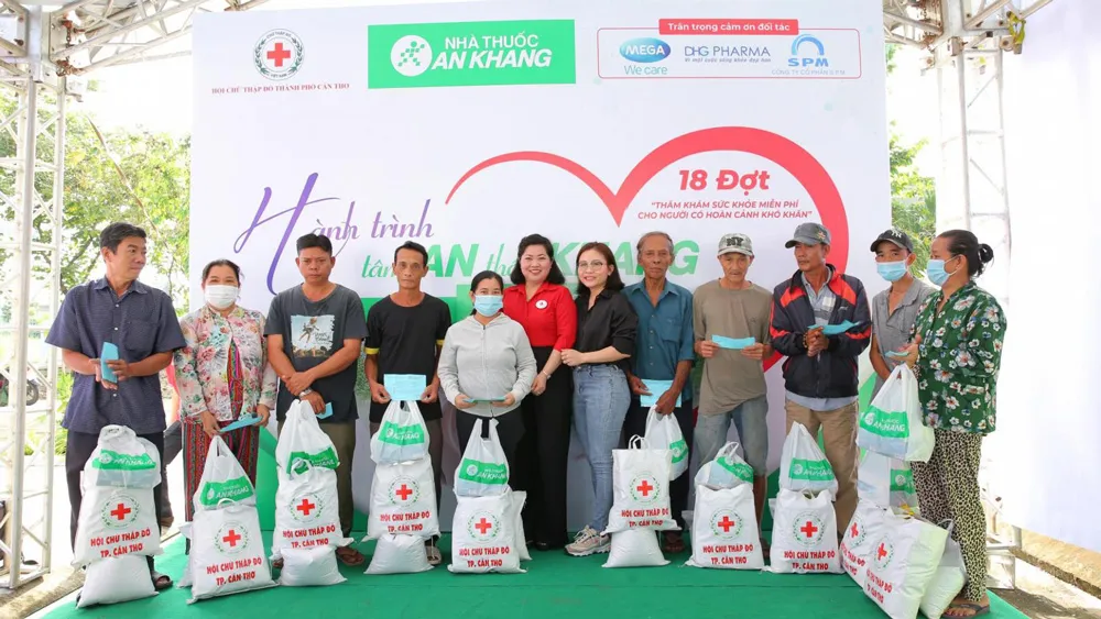 Mega We care tiếp tục đồng hành Nhà thuốc An Khang đến thăm khám và cấp phát thuốc	cho người dân Cần Thơ