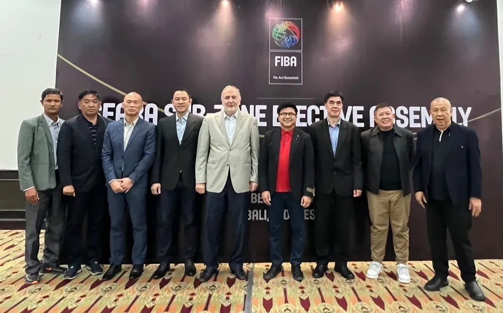 Ông Nguyễn Bảo Hoàng (áo đỏ) và các thành viên Liên đoàn Bóng rổ Đông Nam Á (SEABA)