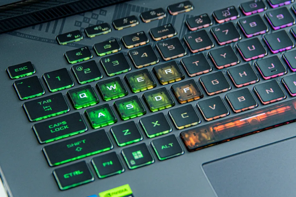 Bàn phím của ROG Strix G16 được làm trong suốt tạo sự cá tính và khác biệt