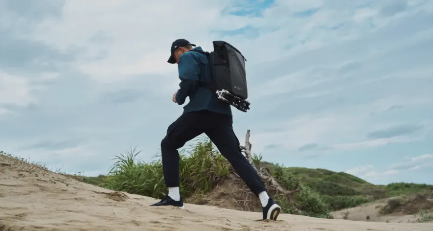 ROG Archer Backpack 17 còn giúp các nhiếp ảnh gia mang theo Tripod dễ dàng