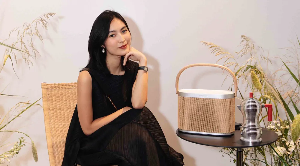 Nữ doanh nhân Helly Tống bên cạnh loa Beosound A5 phiên bản Nordic Weave.