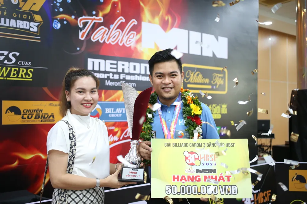 Chị Trương Thị Kim Thoa, Giám đốc BIlliards Hoàng Dũng cùng nhà vô địch Tour 2 HBSF Cup 2023, giải đấu mà Billiards Hoàng Dũng là nhà tài trợ đồng hành