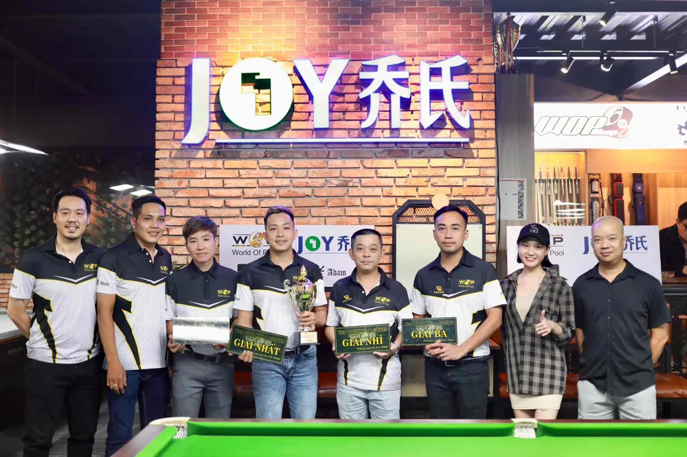 Các cơ thủ xuất sắc nhất giải chụp hình lưu niệm cùng ban tổ chức