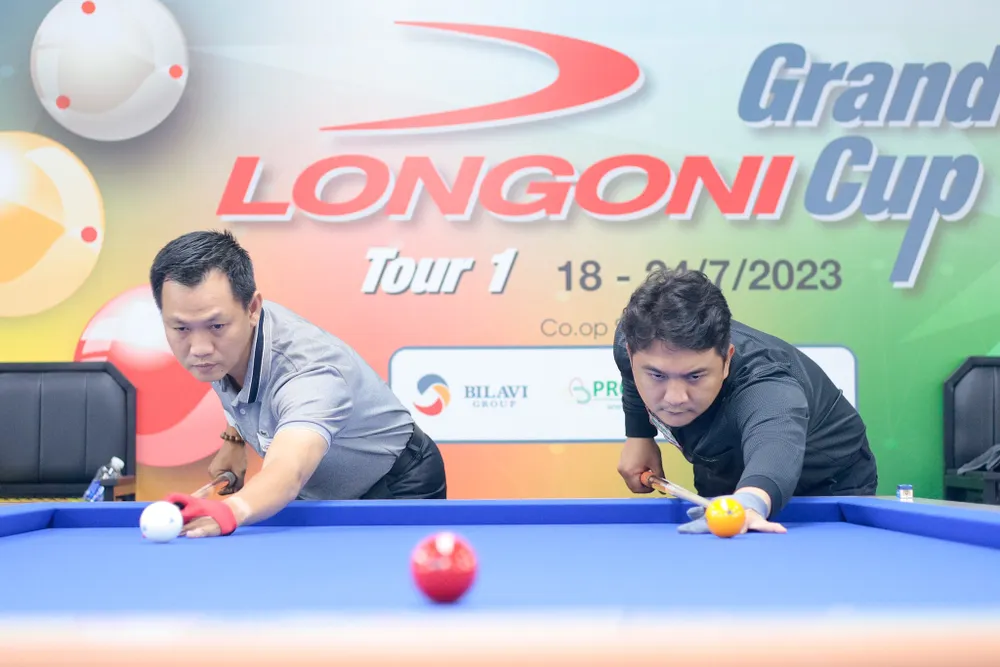 Cơ thủ Nguyễn Tuấn Khanh (trái) và cơ thủ Trần Thanh Lực.