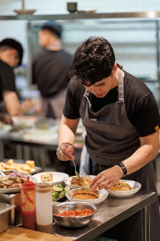 Phong cách ẩm thực Singapore qua bàn tay điêu luyện của bếp trưởng Trụ Lang từ nhà hàng Mùa Craft Sake