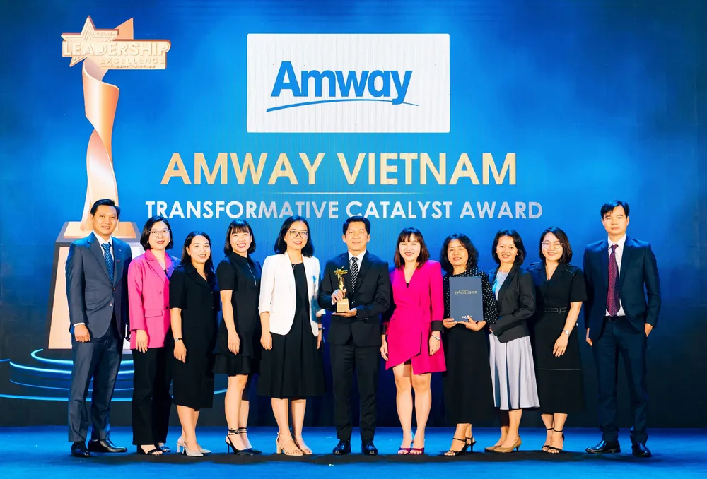 Ban giám đốc Amway Việt Nam được vinh danh Giải thưởng Đội ngũ Lãnh đạo Đột phá do Anphabe Việt Nam bình chọn