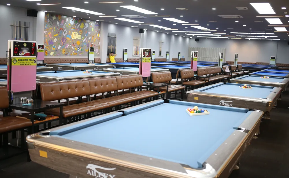 CLB Billiards Quốc Thuận có 23 bàn, với 6 bàn carom 3 băng, 6 bàn libre và 11 bàn pool
