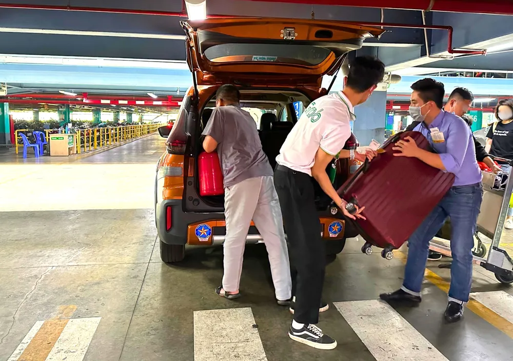 Sử dụng dịch vụ GrabCar tại ga quốc nội sân bay Tân Sơn Nhất