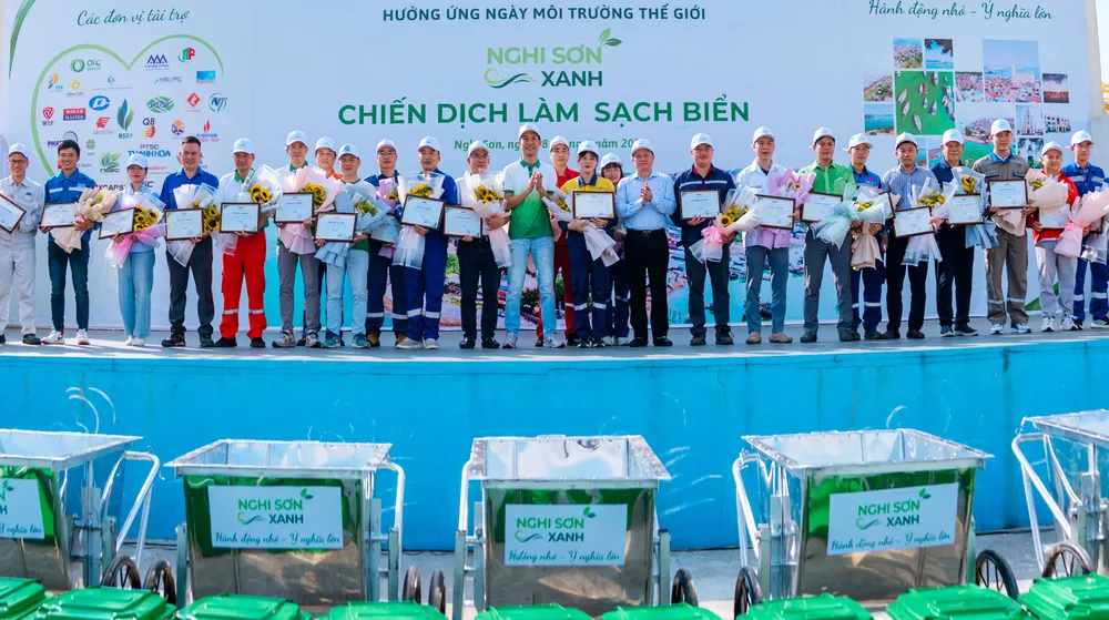 Sáng kiến Nghi Sơn Xanh: Hơn 400 người tham gia chiến dịch làm sạch bãi biển ở vịnh Nghi Sơn, tỉnh Thanh Hóa