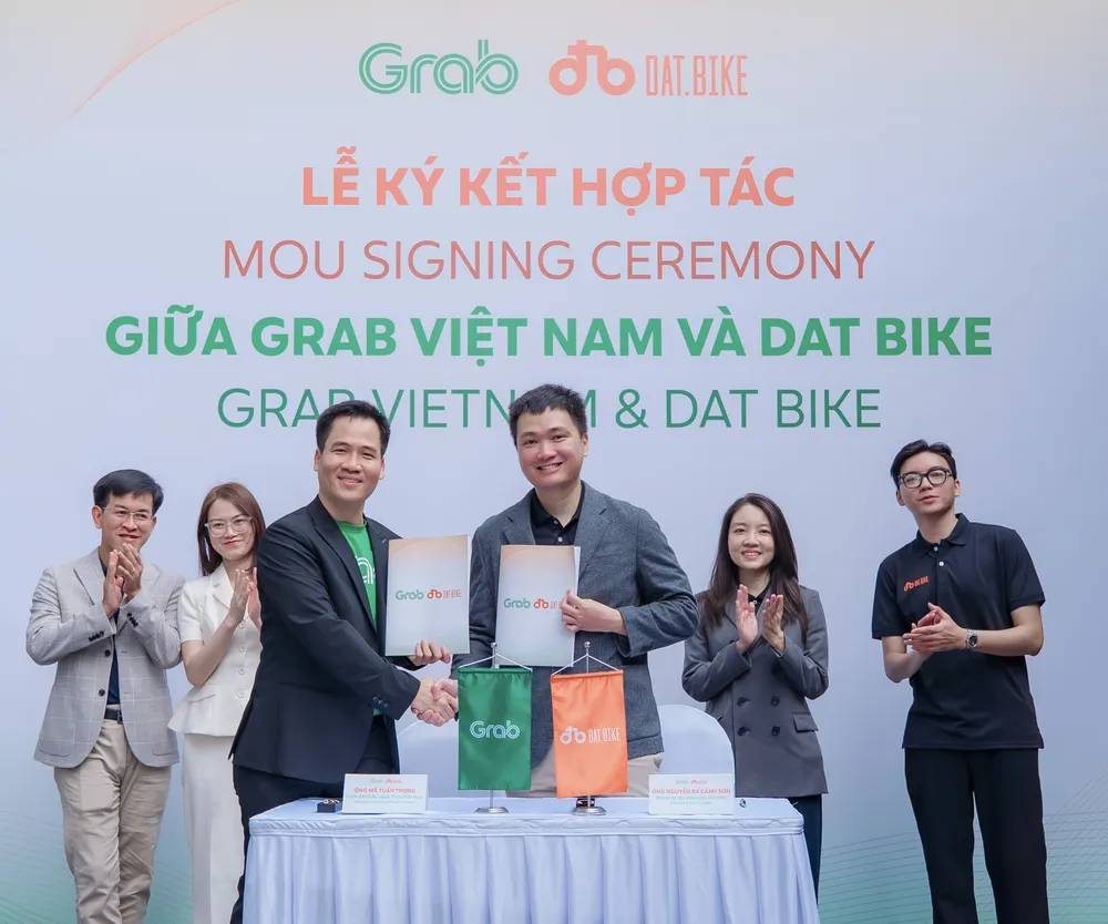 Grab Việt Nam và Dat Bike hợp tác hỗ trợ tài xế công nghệ chuyển đổi xanh