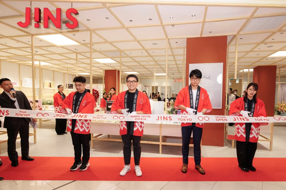 JINS (Nhật Bản) khai trương cửa hàng mắt kính đầu tiên tại Saigon Centre ngày 8-11