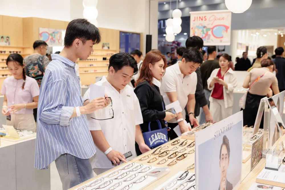 Sức hút của JINS thể hiện ngay từ buổi sáng khai trương, khi cửa hàng đã chật kín khách hàng đến trải nghiệm 