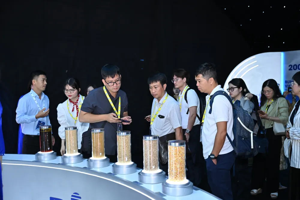 Quan khách được giới thiệu về những cột mốc quan trọng trong hành trình hình thành và phát triển của VAL và các sản phẩm đầu ra tiêu biểu mà VAL cung cấp cho khách hàng