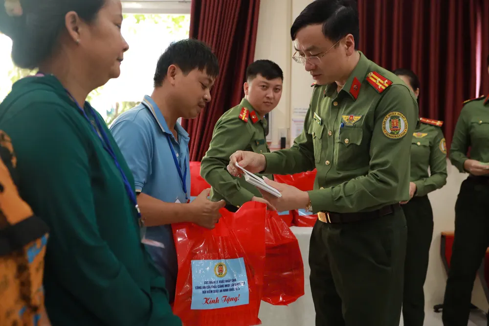 Trao 50 phần quà cho bệnh nhi khó khăn tại Bệnh viện Nhi đồng 1