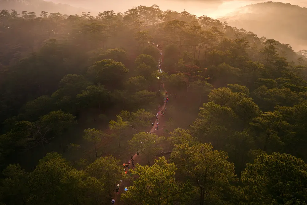 Cung đường chạy giữa đỉnh Lang Biang cùng vẻ đẹp hùng vĩ, cuốn hút.