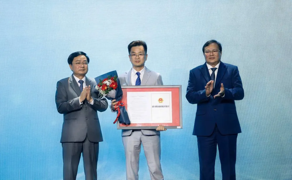 Đại diện Leachan Vietnam nhận Giấy chứng nhận đăng ký đầu tư tại Hội nghị Xúc tiến đầu tư tỉnh Tây Ninh năm 2026