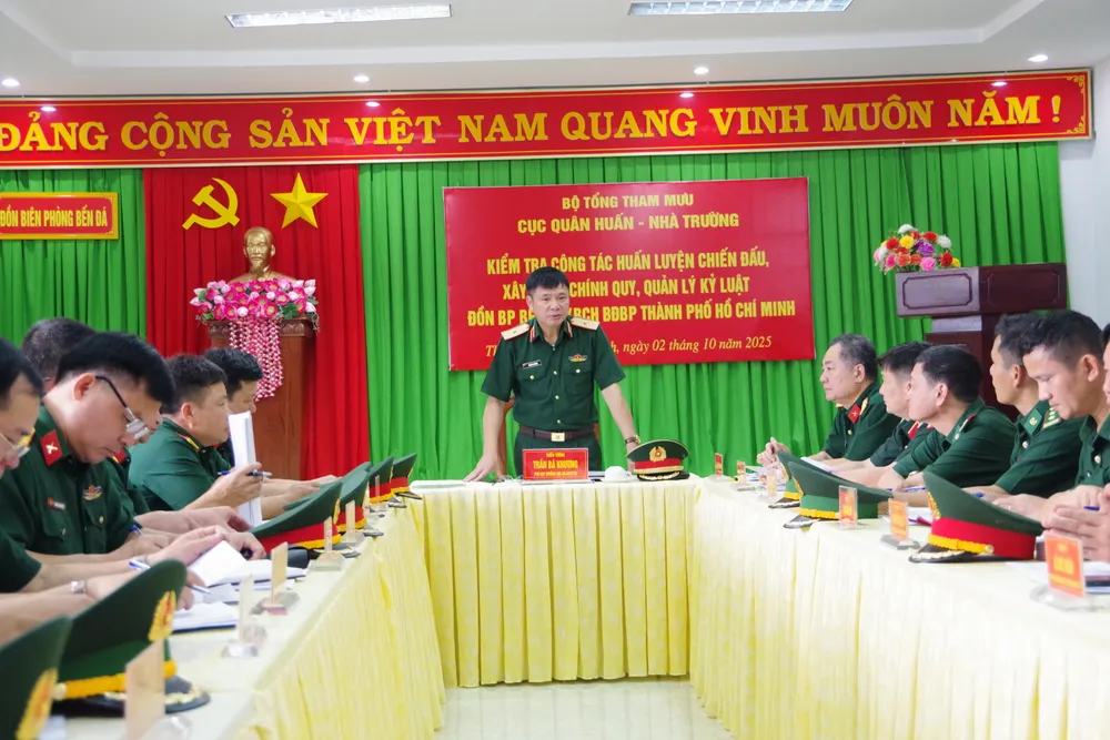 Thiếu tướng Trần Bá Khương, Phó Cục trưởng Cục Quân huấn - Nhà trường phát biểu chỉ đạo