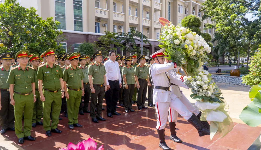 Đoàn công tác do Trung tướng Mai Hoàng làm trưởng đoàn dâng hoa tưởng nhớ nữ Anh hùng liệt sĩ Võ Thị Sáu..jpg