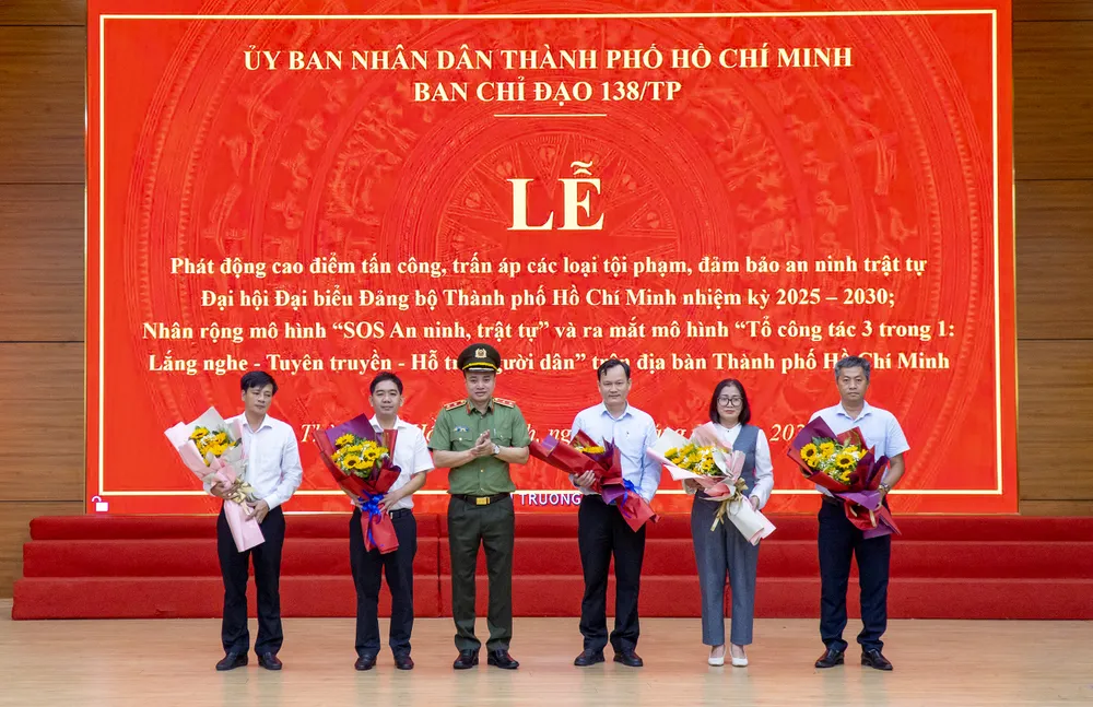 Trung tướng Mai Hoàng tặng hoa chúc mừng Tổ công tác 3 trong 1 các phường Bà Rịa, Long Hương, Tam Long  và xã Long Điền, TPHCM.jpg