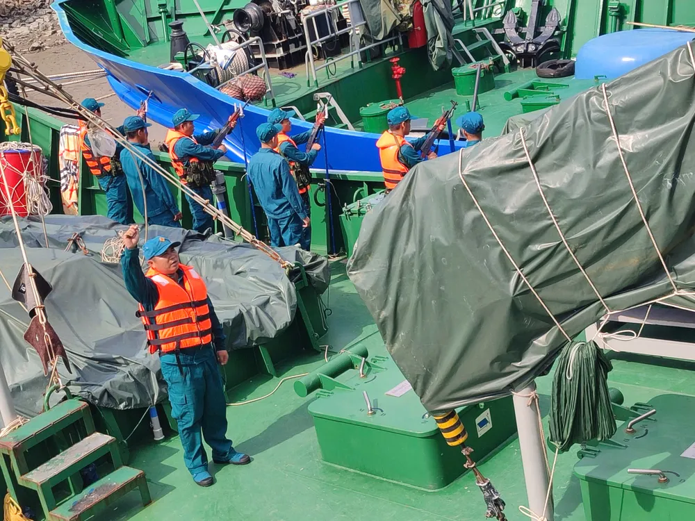 Huấn luyện bắn súng tiểu liên AK trên tàu dân quân.jpg