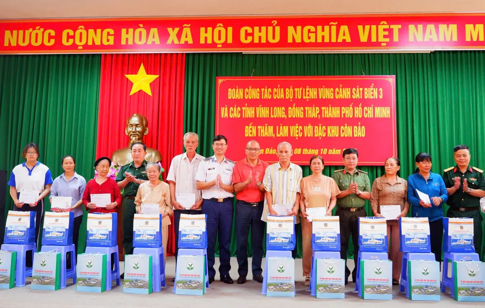 Đoàn công tác trao tặng quà đến các gia đình chính sách, học sinh nghèo hiếu học trên địa bàn đặc khu Côn Đảo.jpg