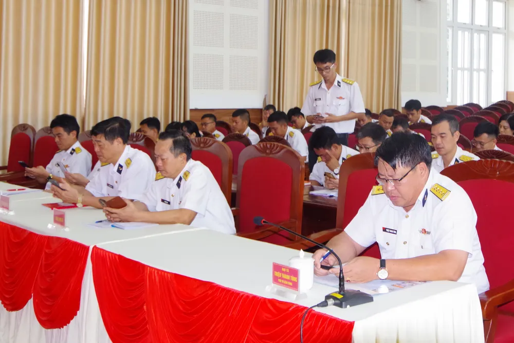 3. Đại tá Triệu Thanh Tùng, Phó Tư lệnh Vùng và các thí sinh tham gia thi trên thiết bị thông minh.JPG