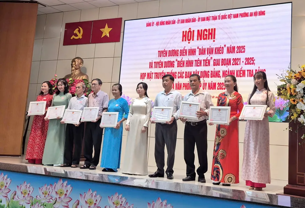 Lãnh đạo phường khen thưởng các tập thể, cá nhân có thành tích xuất sắc trong công tác Dân vận khéo 2.jpg