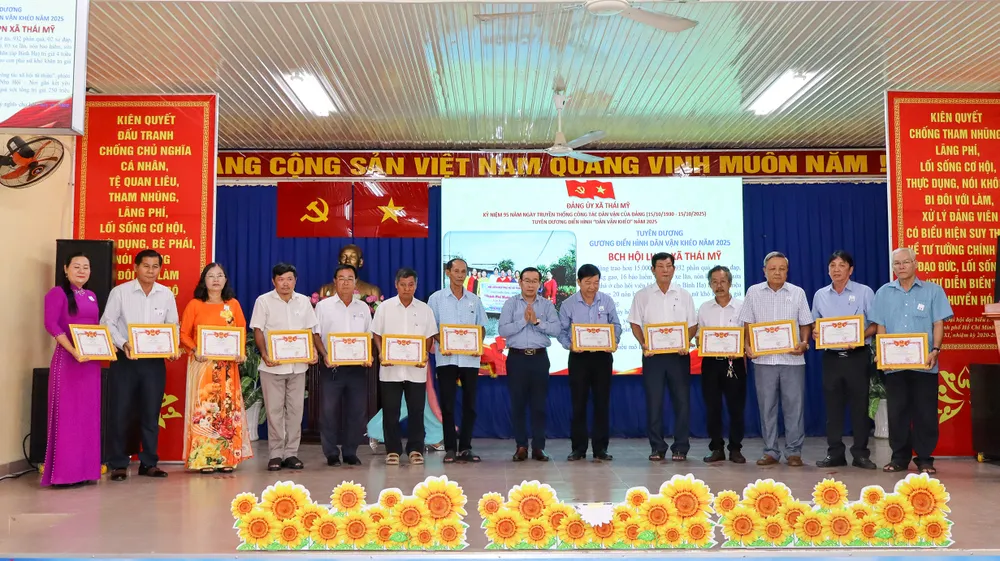 Đại diện lãnh đạo xã Thái Mỹ, TPHCM trao quyết định khen thưởng các cá nhân, tập thể điển hình Dân vận khéo.jpg