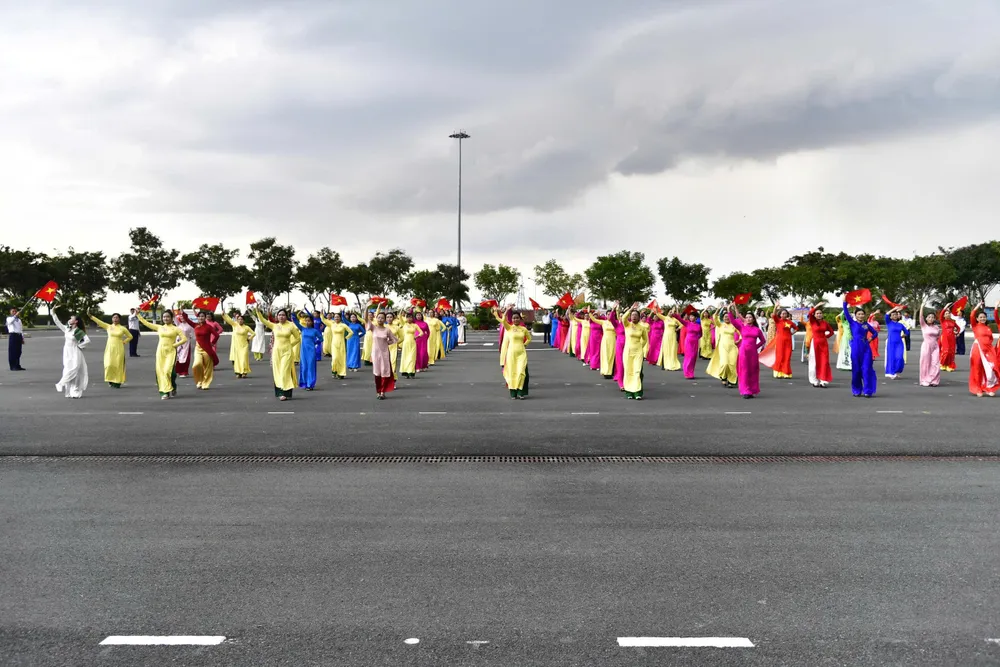 4. Quang cảnh buổi đồng diễn áo dài.jpg