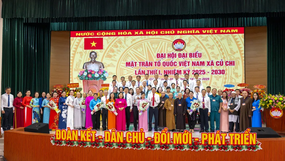 Đại diện lãnh đạo UBMTTQ Việt Nam TPHCM tặng hoa chúc mừng các Ủy viên Ban Chấp hành UBMTTQ Việt Nam xã Củ Chi lần thứ I, nhiệm kỳ 2025-2030.jpg