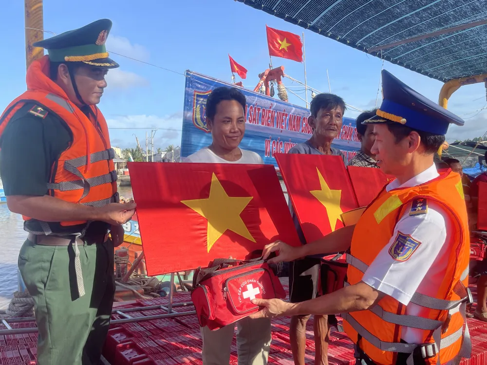 Đại tá Lê Văn Tú, Chính ủy BTL Vùng CSB 3 trao tặng túi thuốc cho ngư dân.JPG