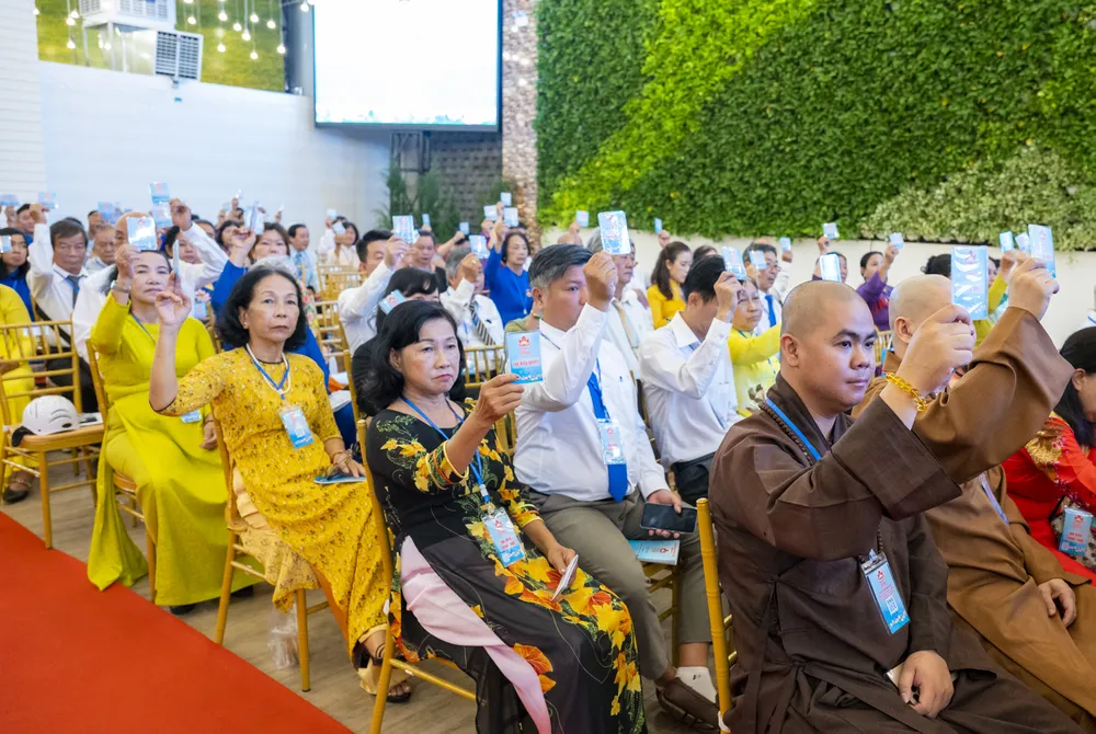 Đại biểu biểu quyết thống nhất danh sách ủy viên Ủy Ban Mặt trận Tổ quốc Việt Nam xã Bình Tây, nhiệm kỳ 2025-2030.jpg