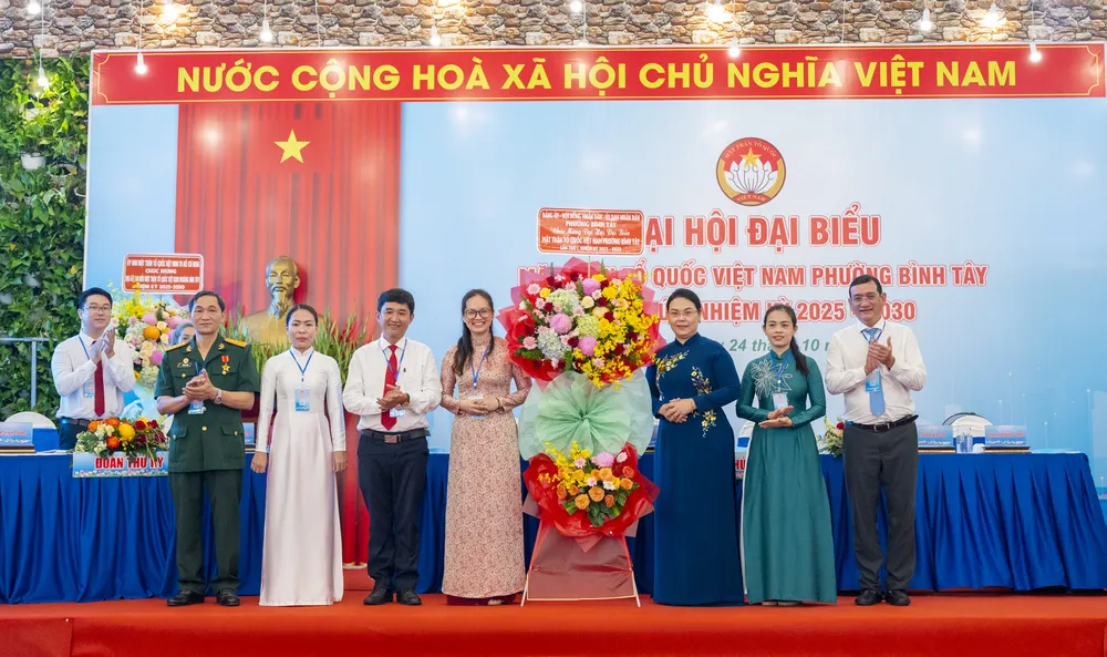 Lãnh đạo phường Bình Tây tặng hoa chúc mừng Đại hội.jpg