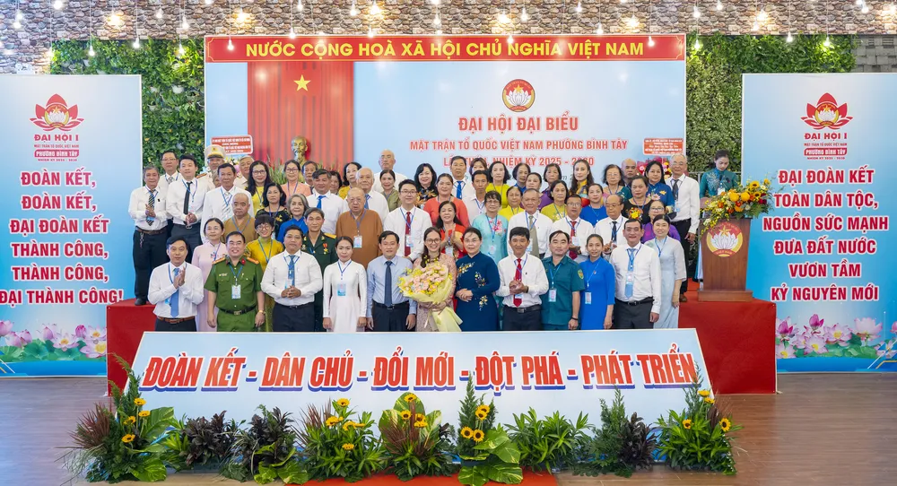 Ủy viên Ủy Ban Mặt trận Tổ quốc Việt Nam xã Bình Tây ra mắt Đại hội.jpg