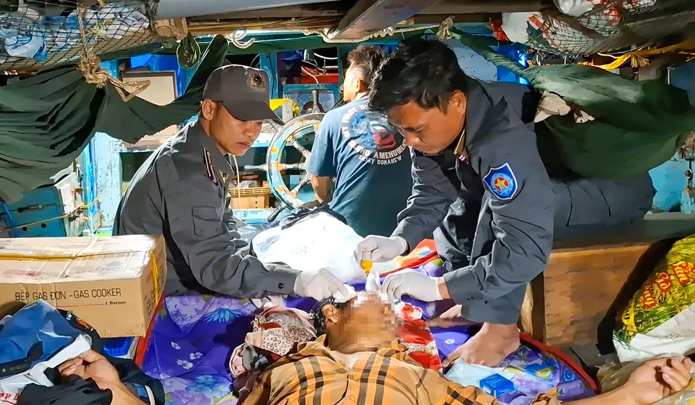 Tổ quân y Tàu Kiểm ngư KN 219 kịp thời cấp cứu ngư dân bị nạn trên biển.jpg