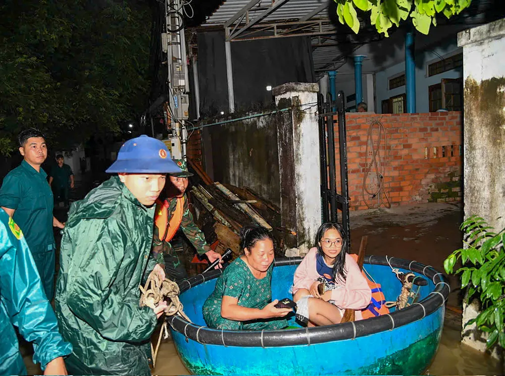 Công tác cứu hộ được khẩn trương thực hiện trong đêm.jpg