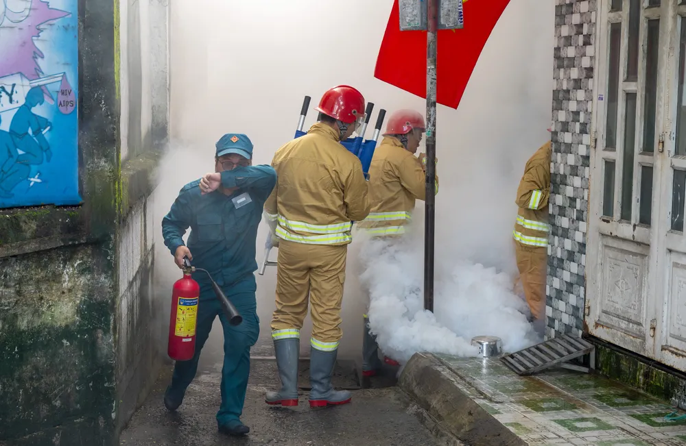 Các lực lượng tiếp cận vị trí đám cháy thực hiện phương án chữa cháy và cứu nạn cứu hộ.jpg