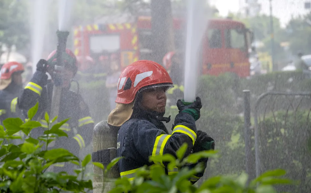 Cán bộ chiến sĩ Phòng Cảnh sát PCCC và CNCH thành phố khẩn trương, quyết tâm dập tắt đám cháy, bảo vệ tính mạng, tài sản cho người dân.jpg