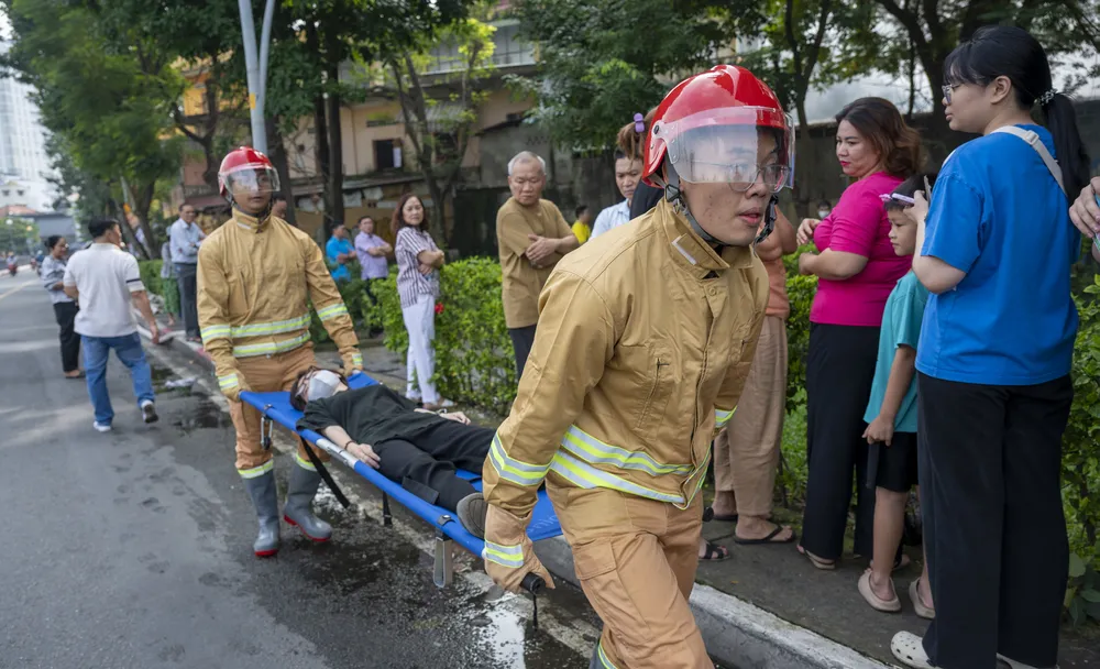 Lực lượng chức năng khẩn trương đưa nạn nhân đi cấp cứu.jpg