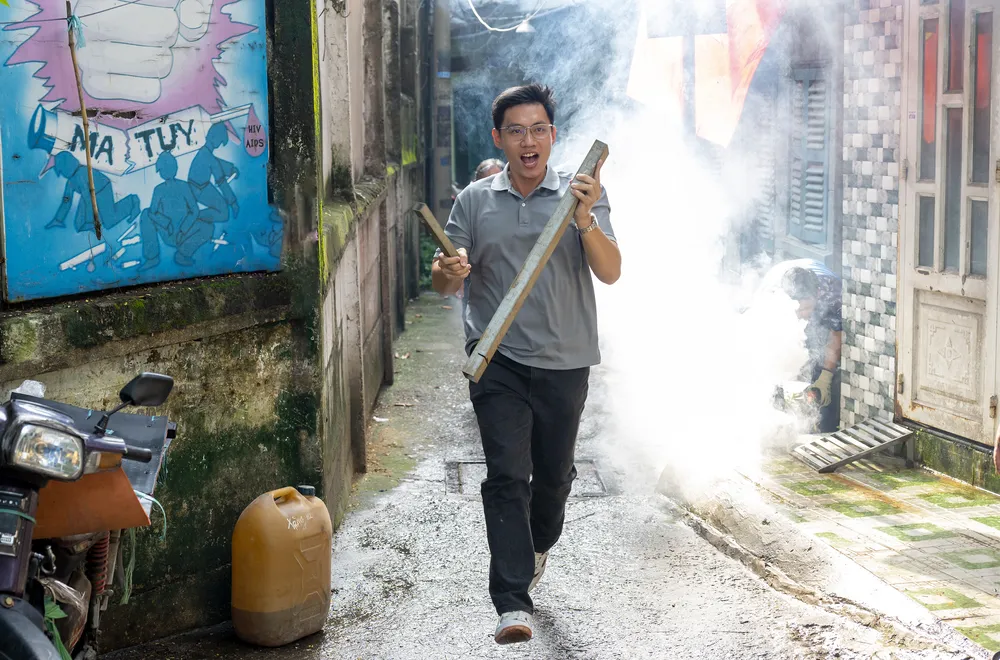 Lực lượng PCCC cơ sở thông báo bằng kẻng an ninh cho người dân di tản ra khỏi vùng nguy hiểm.jpg