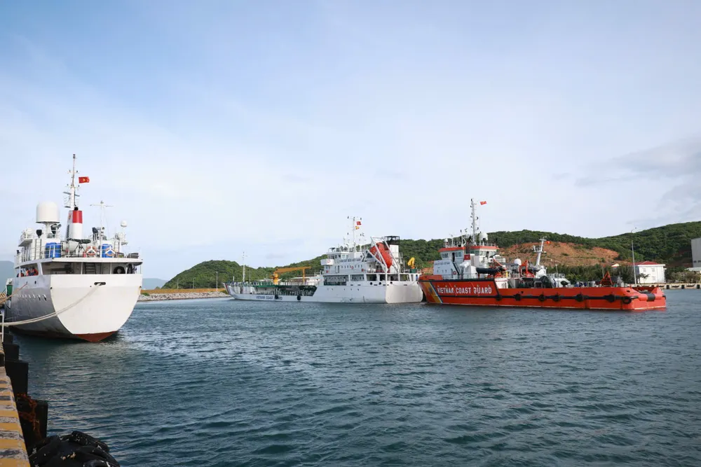 Các tàu CSB của Hải đoàn 32, Bộ Tư lệnh Vùng Cảnh sát biển 3 sẵn sàng ra khu tránh trú bão..jpg